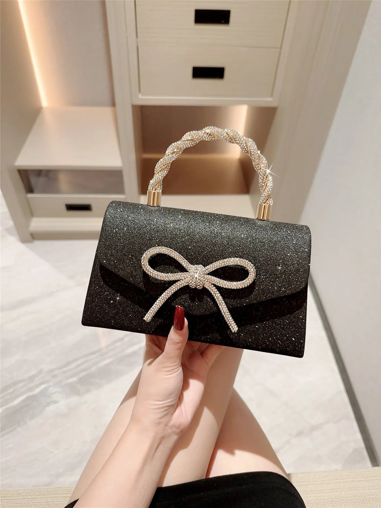 European American Diamond Bow Chain Clutch Bag