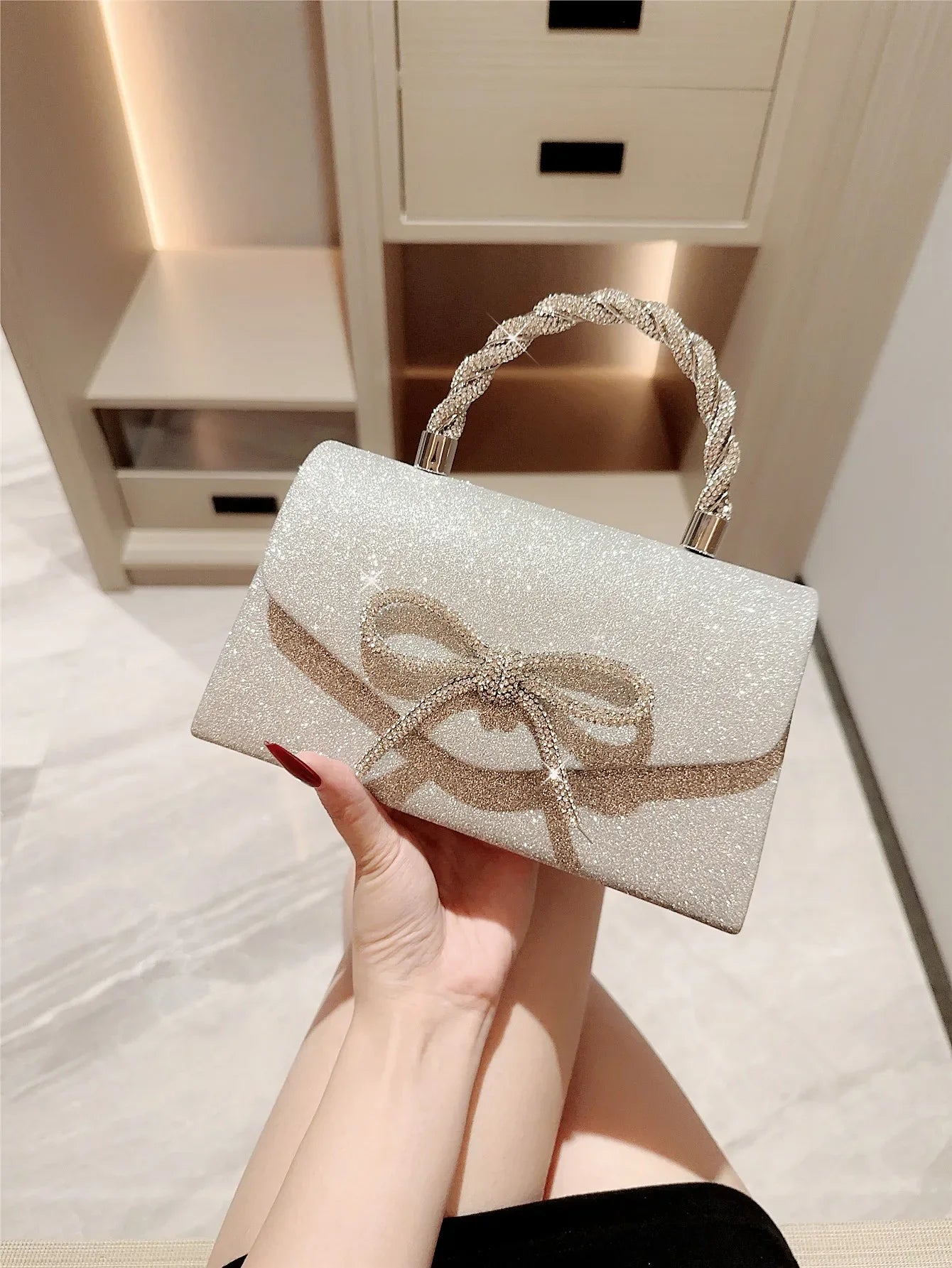 European American Diamond Bow Chain Clutch Bag