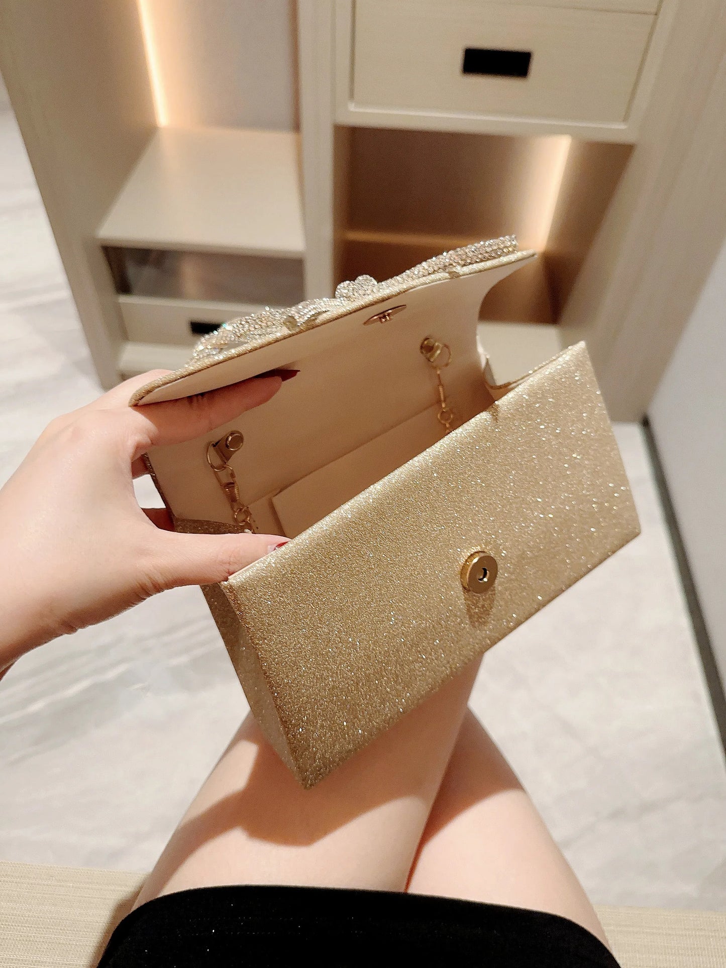European American Diamond Bow Chain Clutch Bag