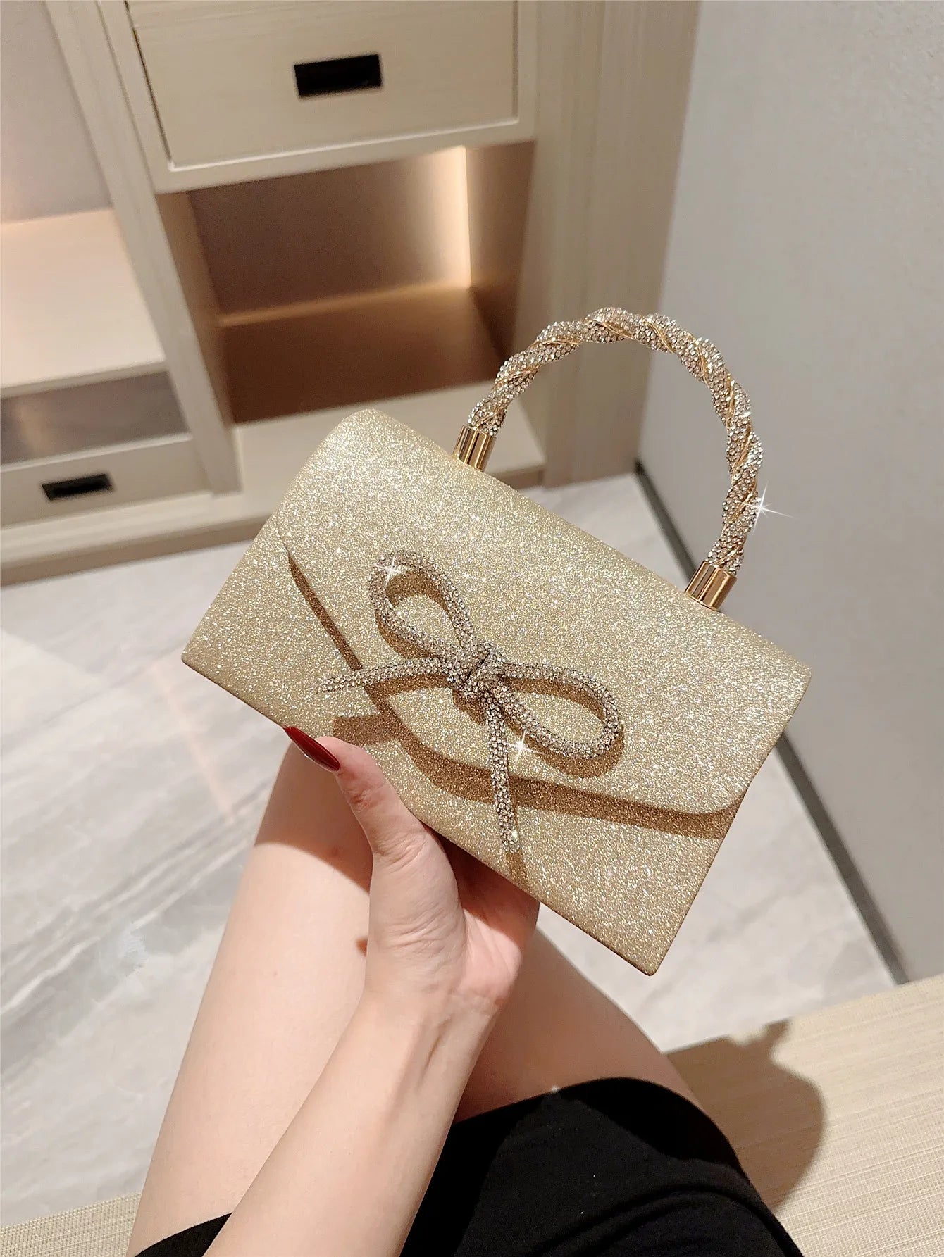 European American Diamond Bow Chain Clutch Bag