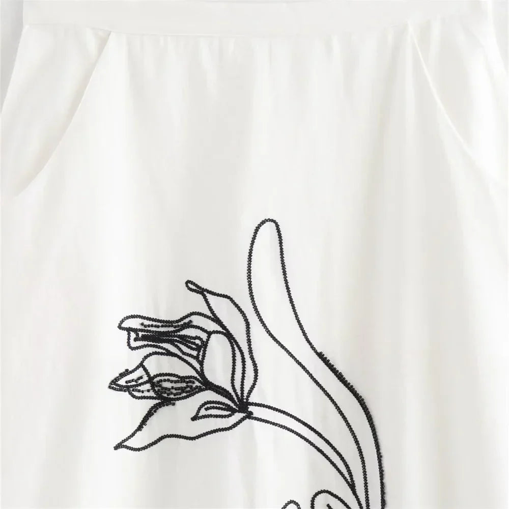 Versatile Contrast Colored Flower Embroidery High Waist Skirt