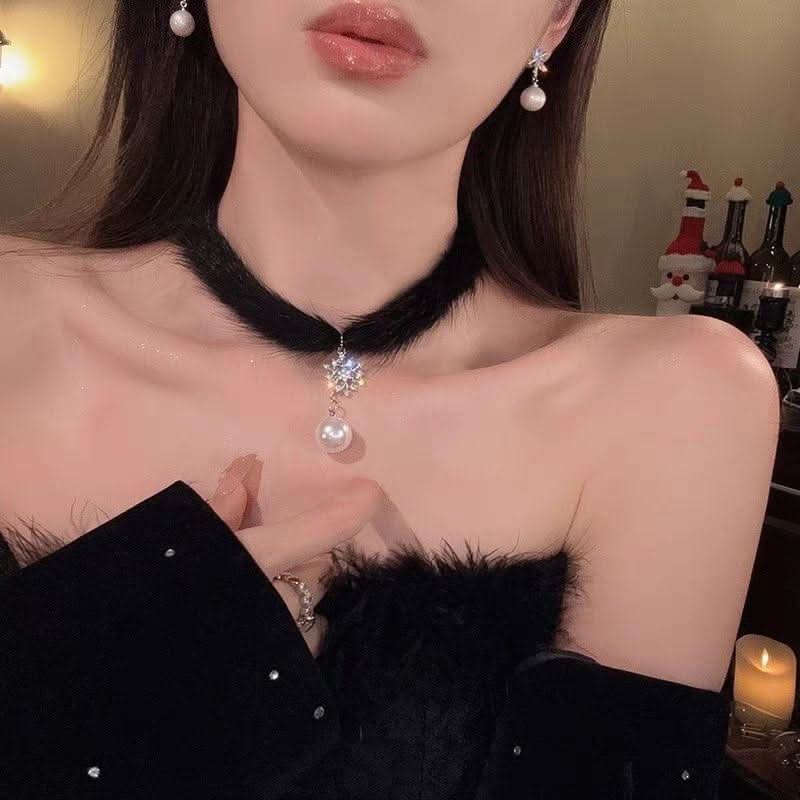 Fluffy faux pearl decor choker necklace