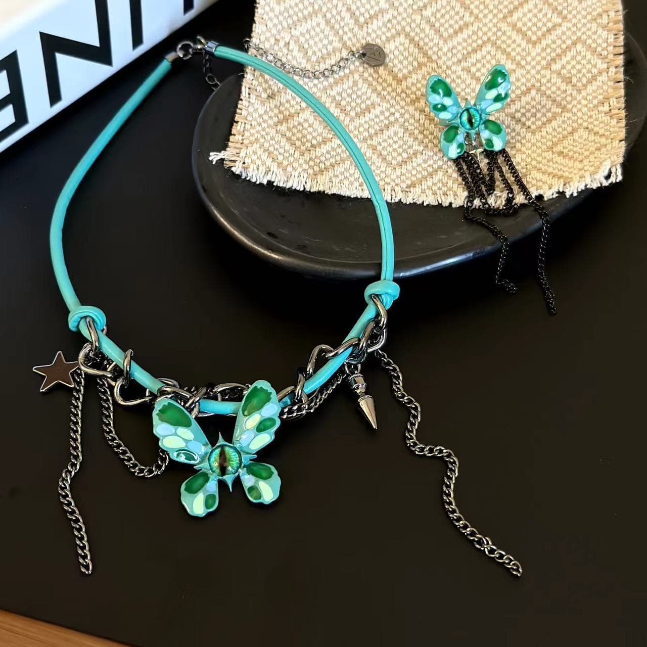 Metal chain green butterfly decor choker necklace