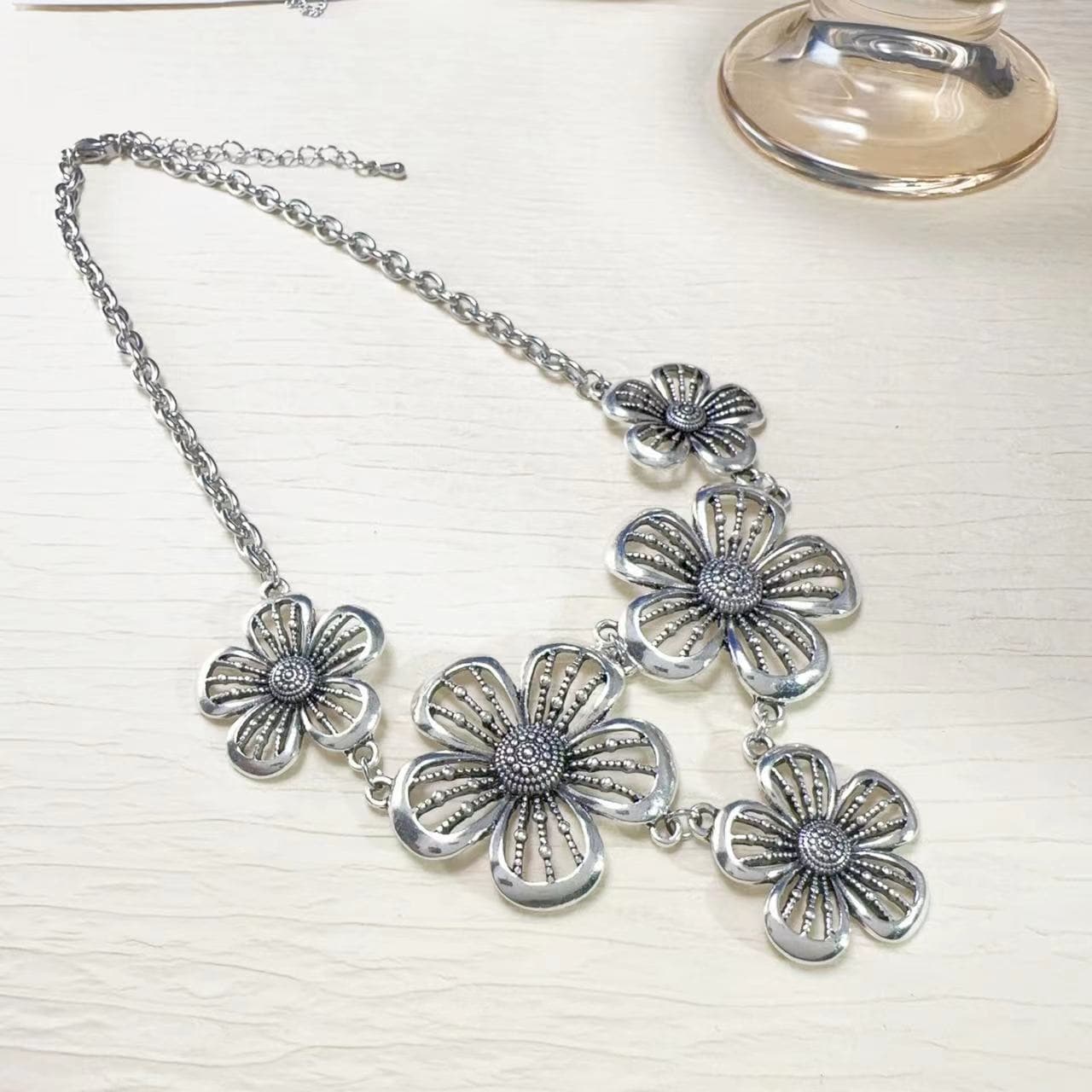Flower hollow out pendant necklace