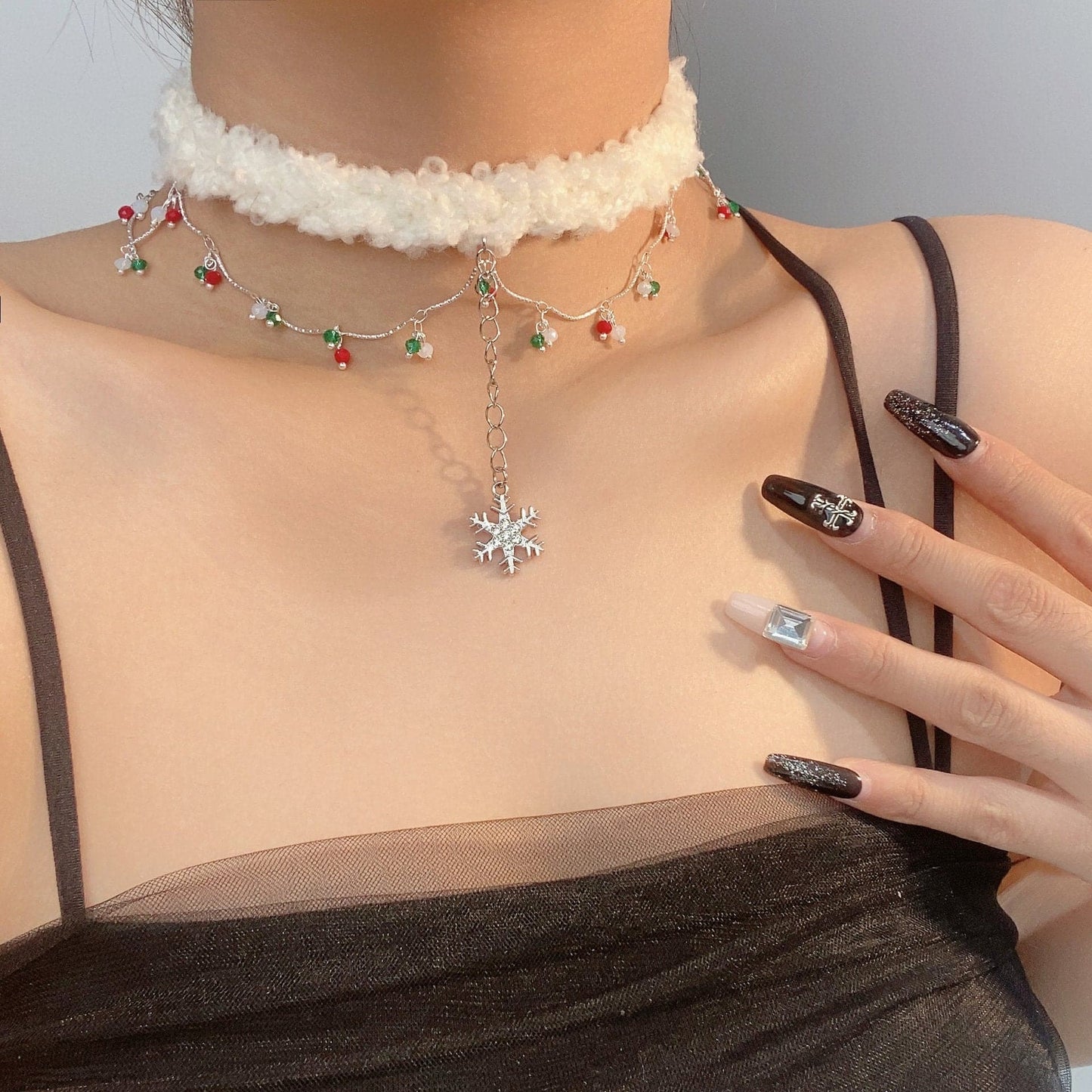 Fluffy snowflake pendant choker necklace
