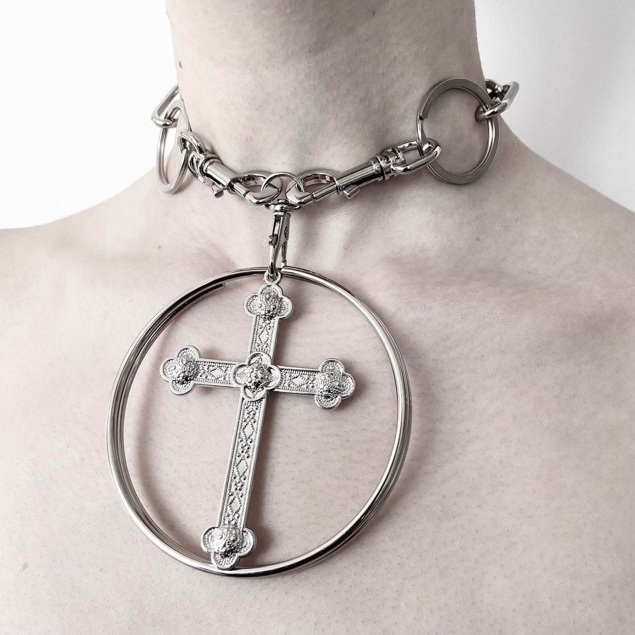 Cross pendant o ring choker necklace