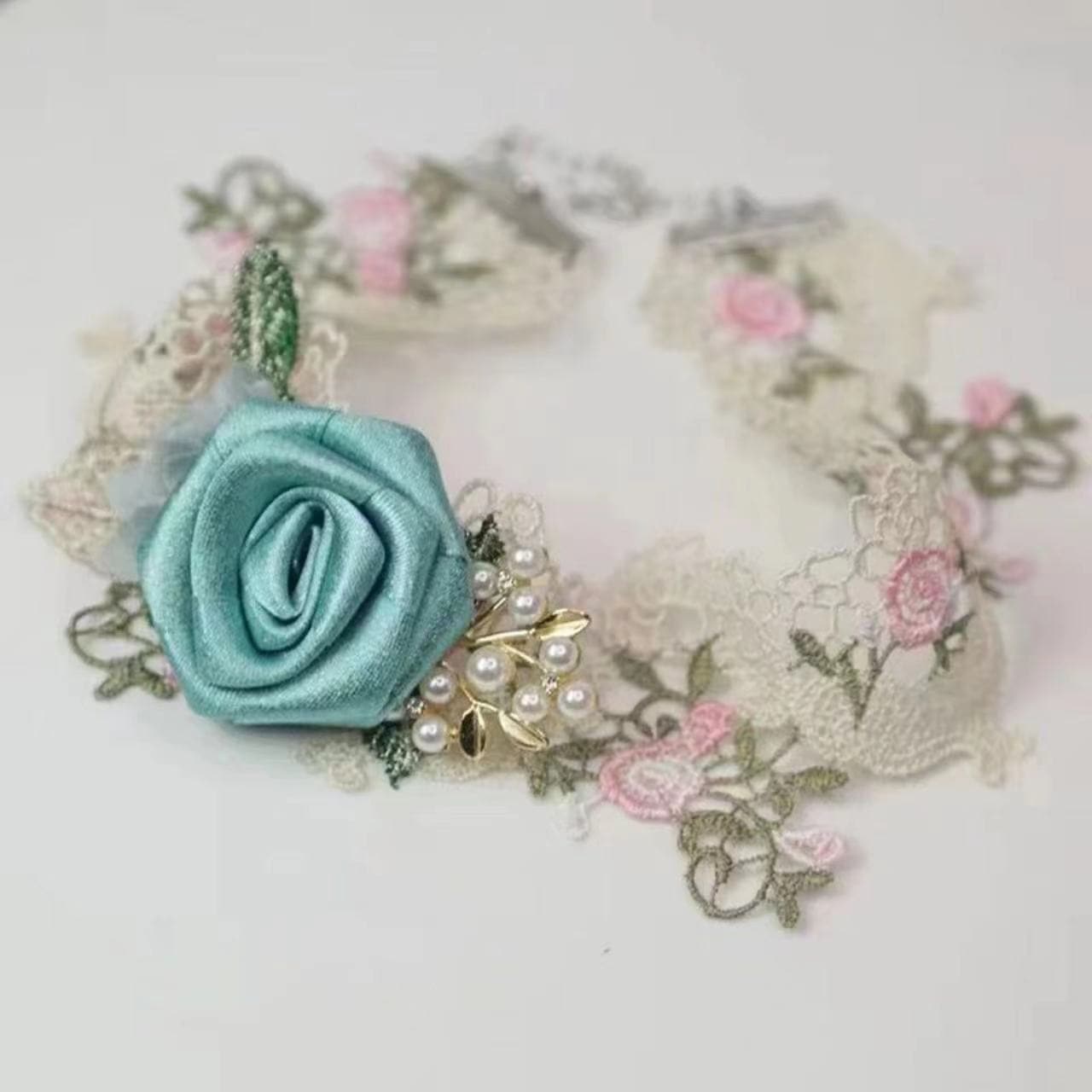 Rose applique lace faux pearl choker necklace