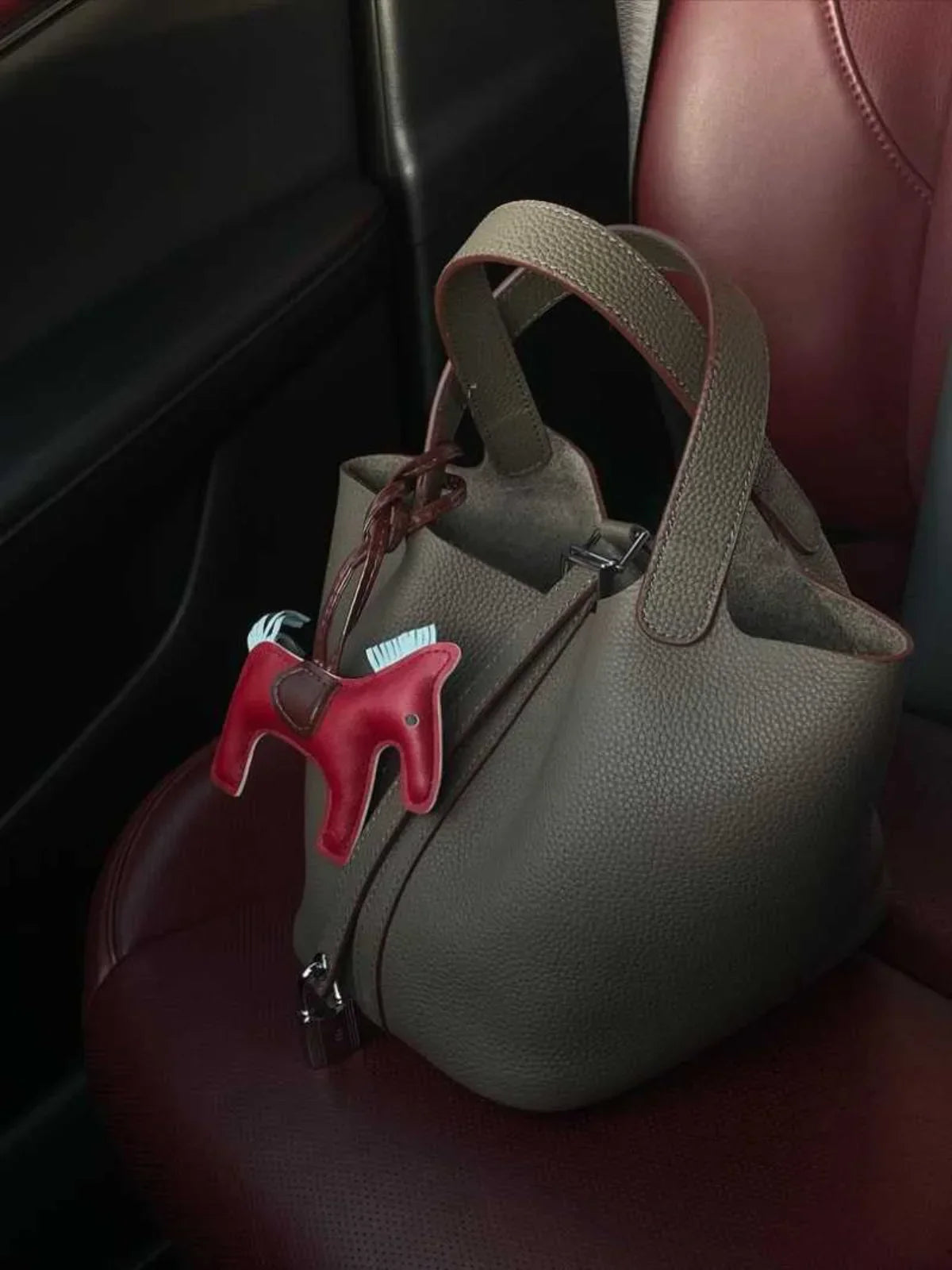 Classic Lock Detail Pebble Grain Handbag