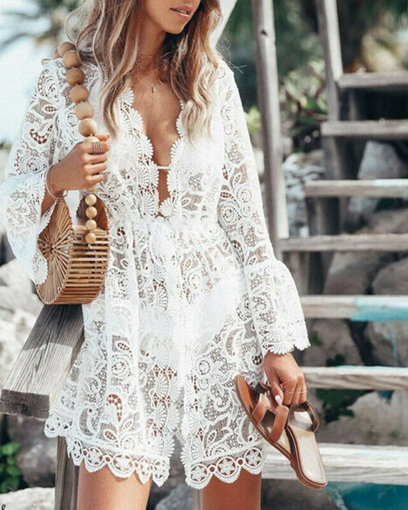 Tenue de plage blanche en dentelles