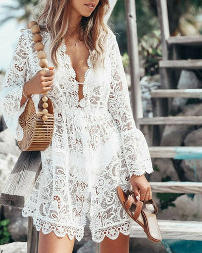 Tenue de plage blanche en dentelles