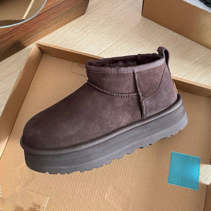 Winter boots with built-in fur on thick soles