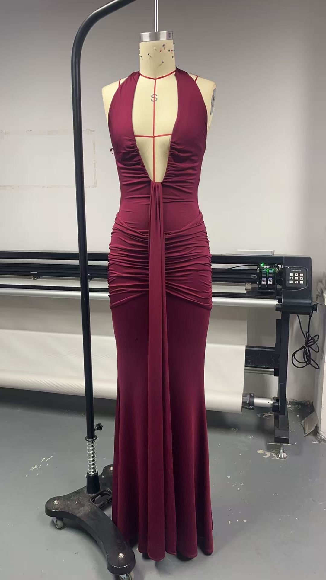 Deep V Halter Neck Gown with Train Elegant Women_Dress