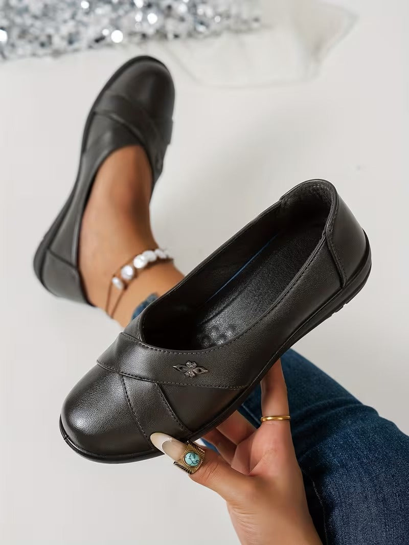 Women's Black Closed-Toe Leather Flats – Comfortable Casual Slip-On Shoes