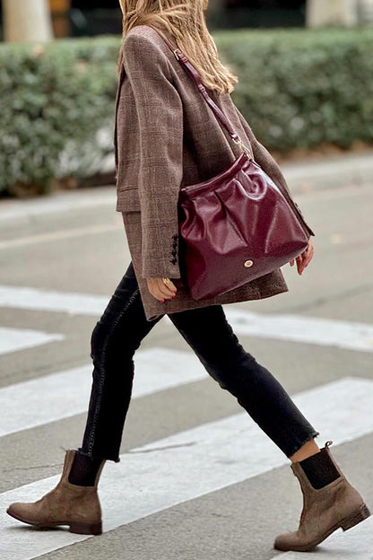 Mid-length buttoned small suit