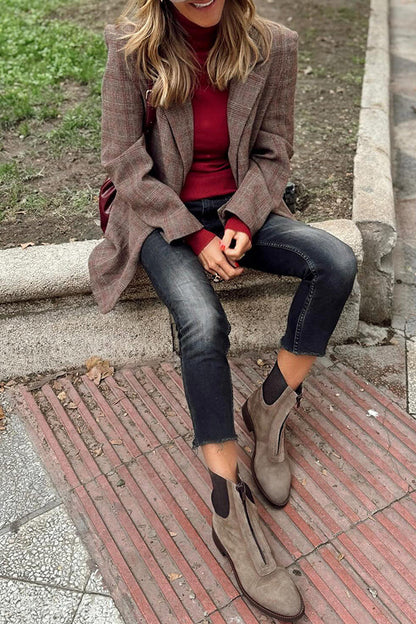 Mid-length buttoned small suit