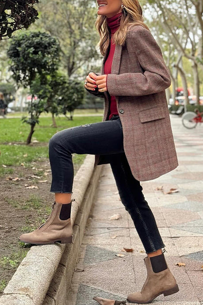 Mid-length buttoned small suit