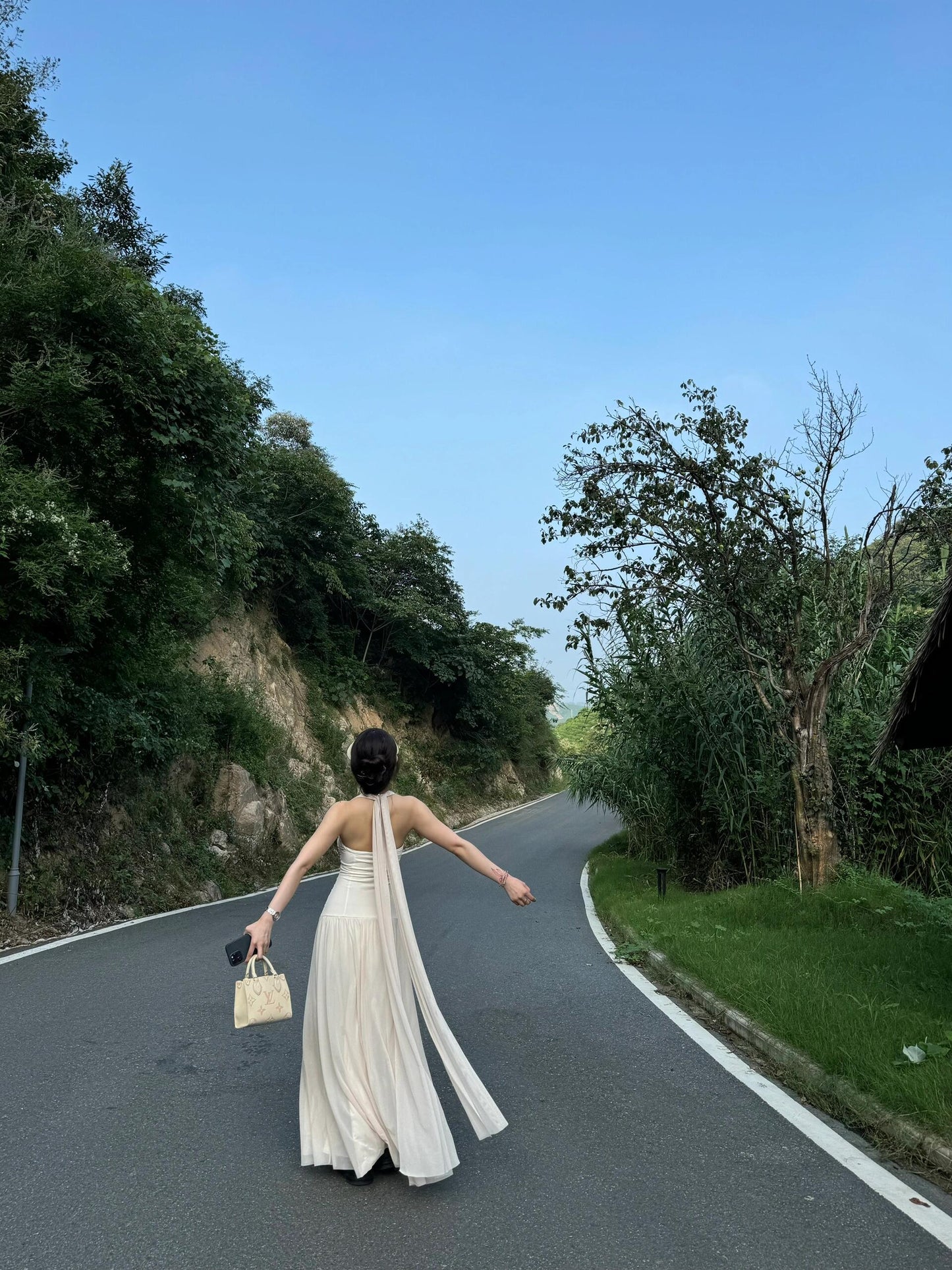 Backless V-neck Halter Dress · Waist-cinching Slim-fit Elegant Style