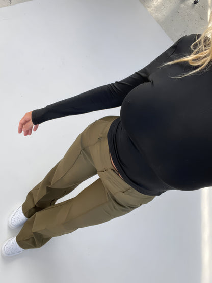 High-Waist Trousers with Straight Legs – Versatile and Comfortable Pants for Any Occasion