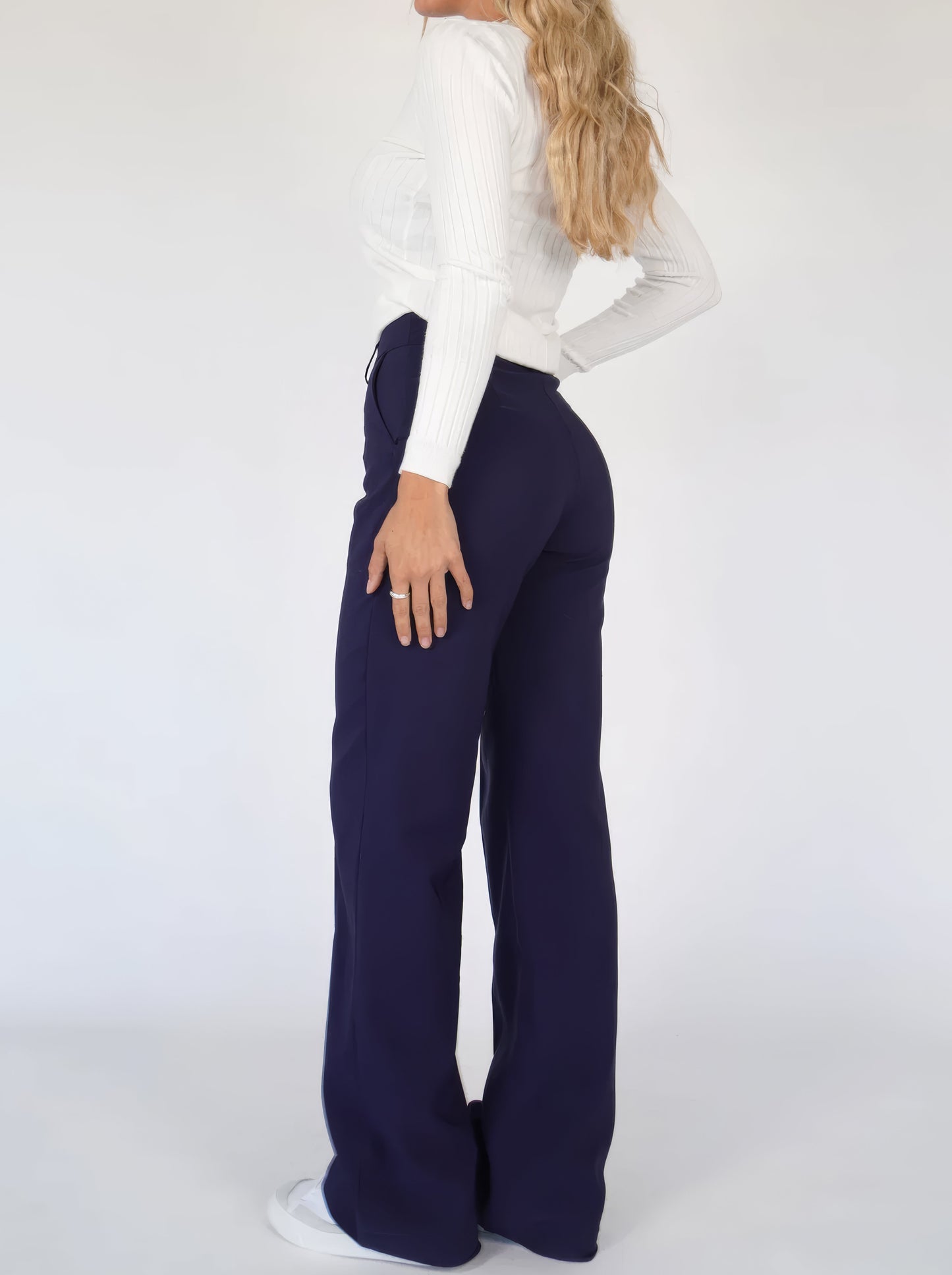 High-Waist Trousers with Straight Legs – Versatile and Comfortable Pants for Any Occasion