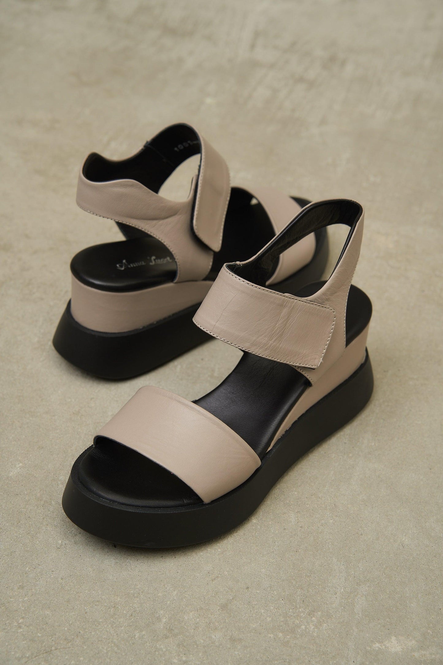AMYVICTORIA Noir Ease