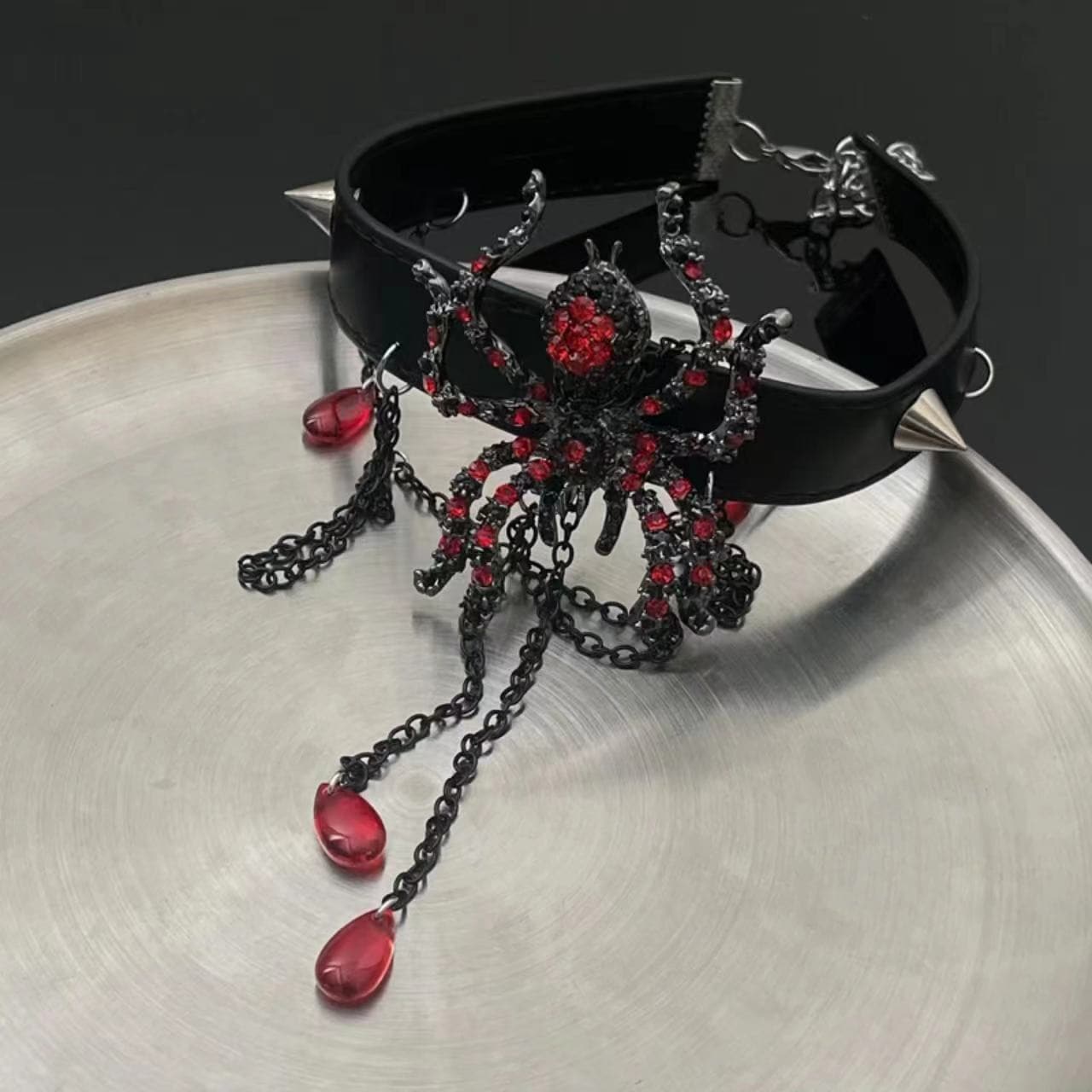 Spider pendant rhinestone rivet choker necklace