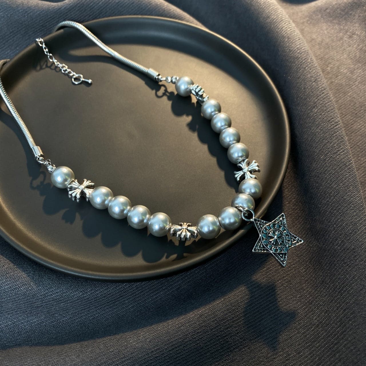 Star pendant faux pearl choker necklace