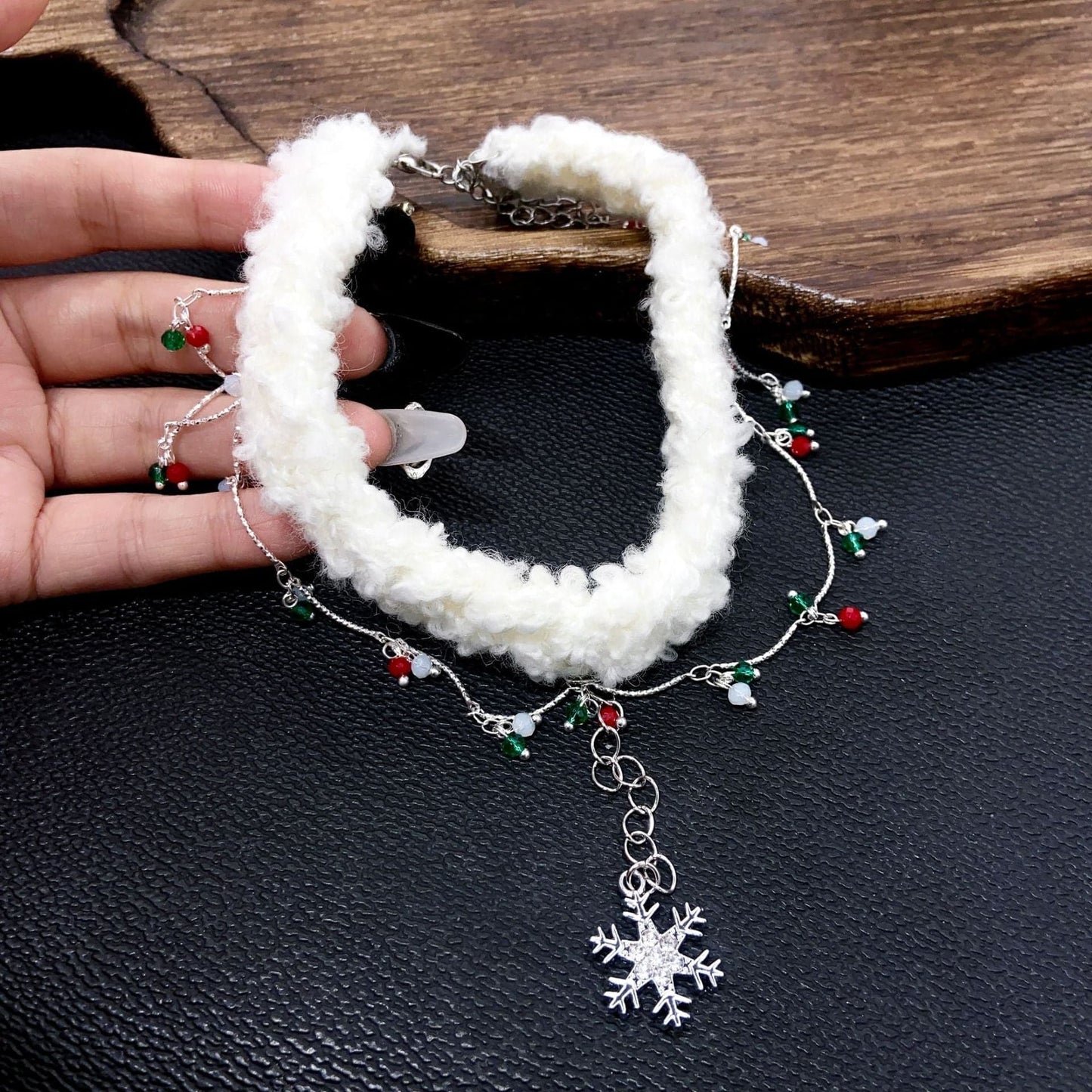 Fluffy snowflake pendant choker necklace