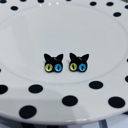 Contrast cat stud earrings