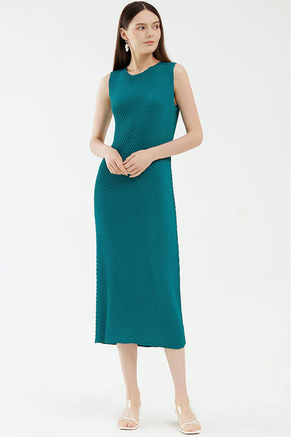 Diagonal Plissé Crew Neck Sleeveless Sheath Midi Dress