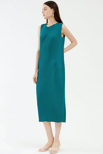 Diagonal Plissé Crew Neck Sleeveless Sheath Midi Dress