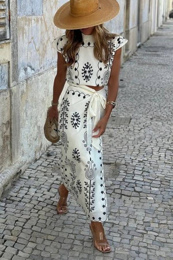 Off-white Skirt and Black Printed Tights Two-piece Set