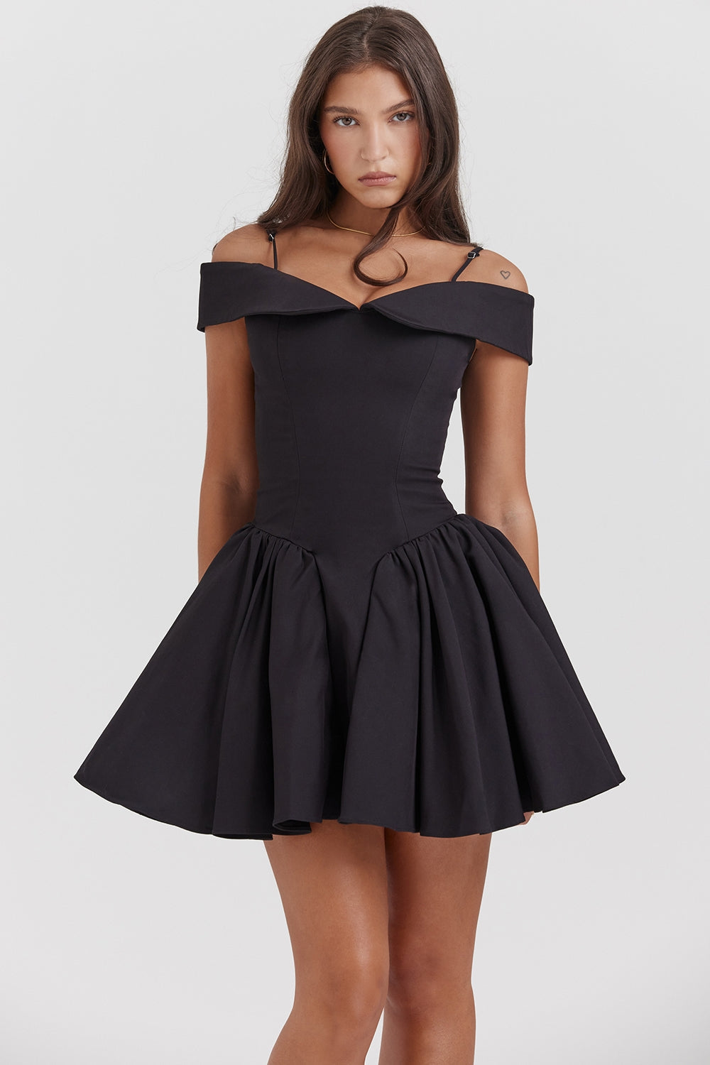 Black – Elegant Femme Fatale V-Neck Dress