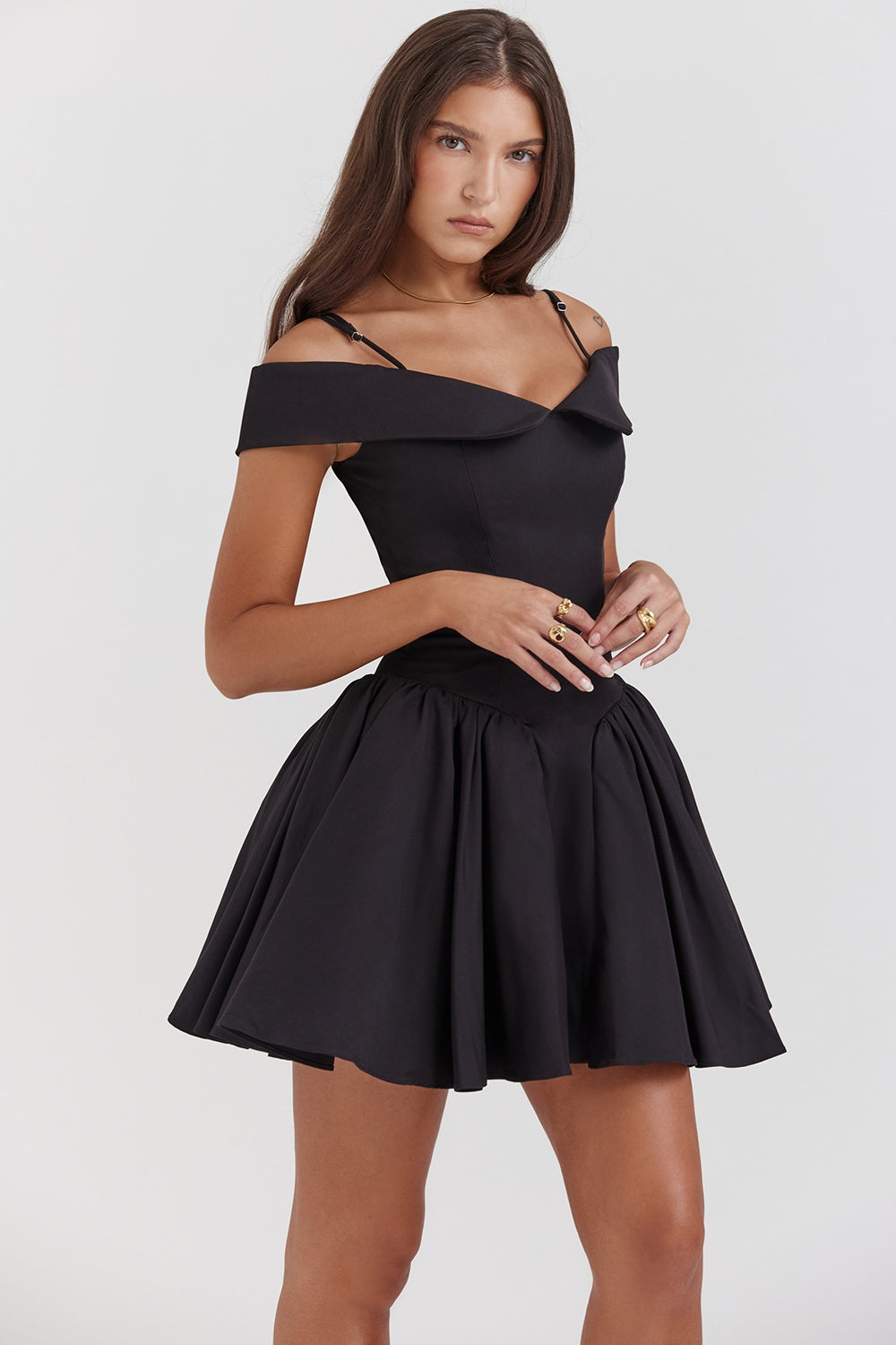 Black – Elegant Femme Fatale V-Neck Dress