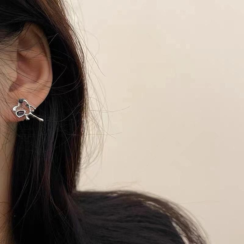 Heart rhinestone stud earrings