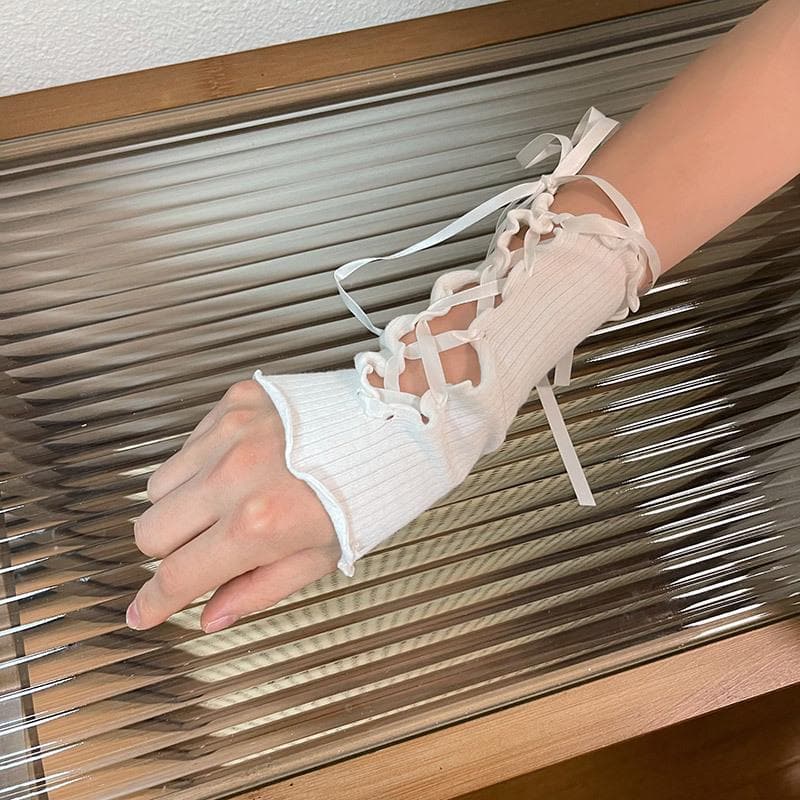 Ruffle lace up solid gloves