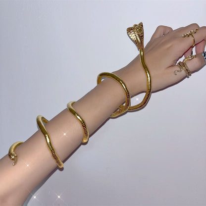 Serpentine decor gold arm cuff
