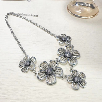 Flower hollow out pendant necklace