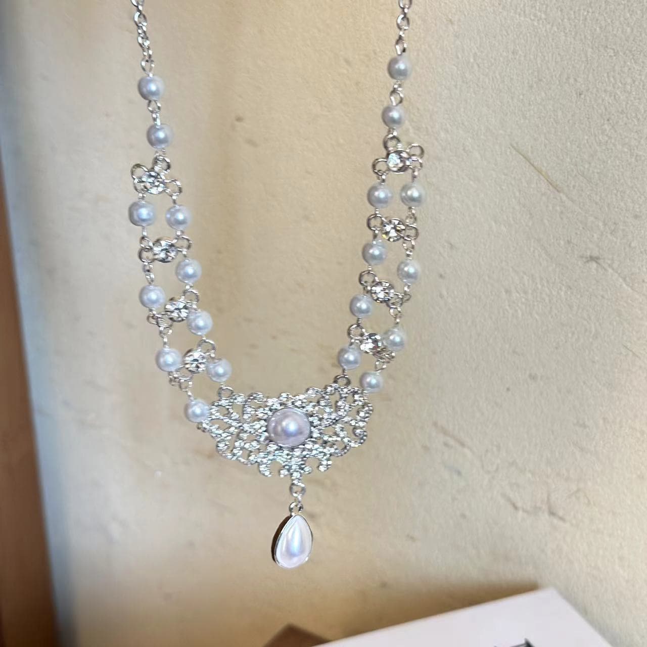 Faux pearl pendant rhinestone choker necklace