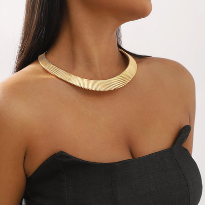 Ribbed metal solid chain necklace