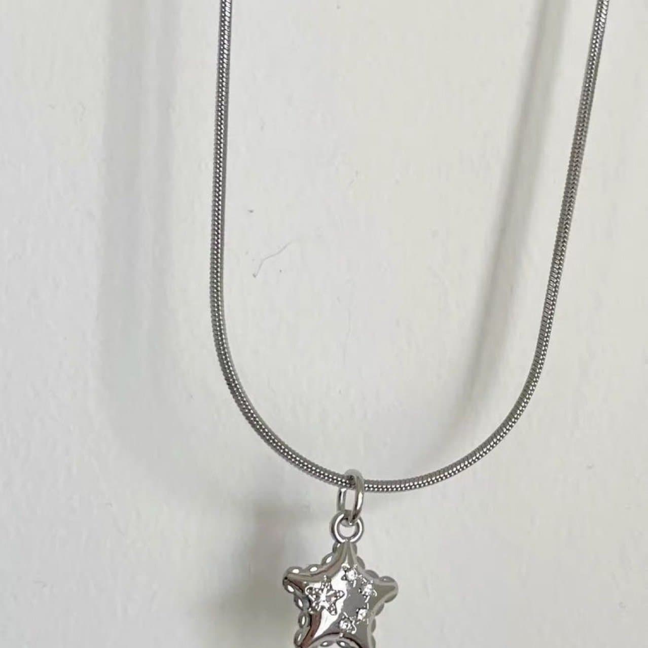 Metal chain flower pendant necklace
