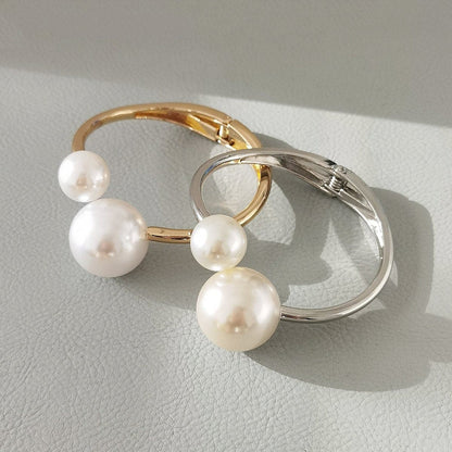 Faux pearl contrast bracelet