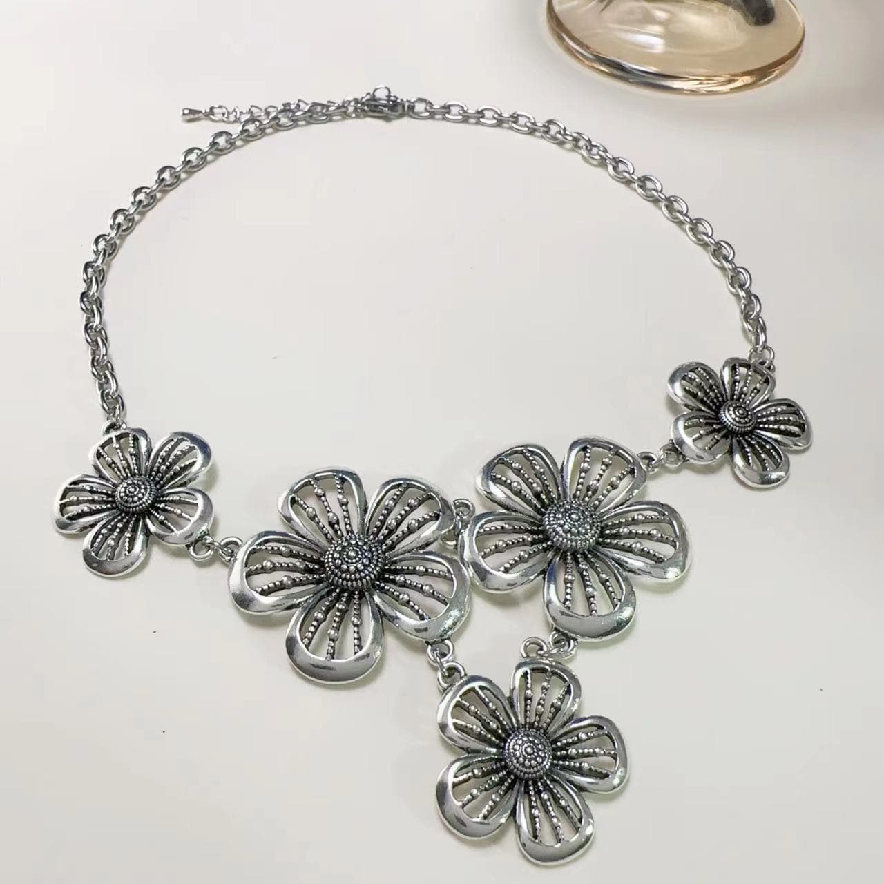 Flower hollow out pendant necklace