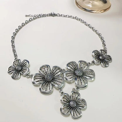 Flower hollow out pendant necklace
