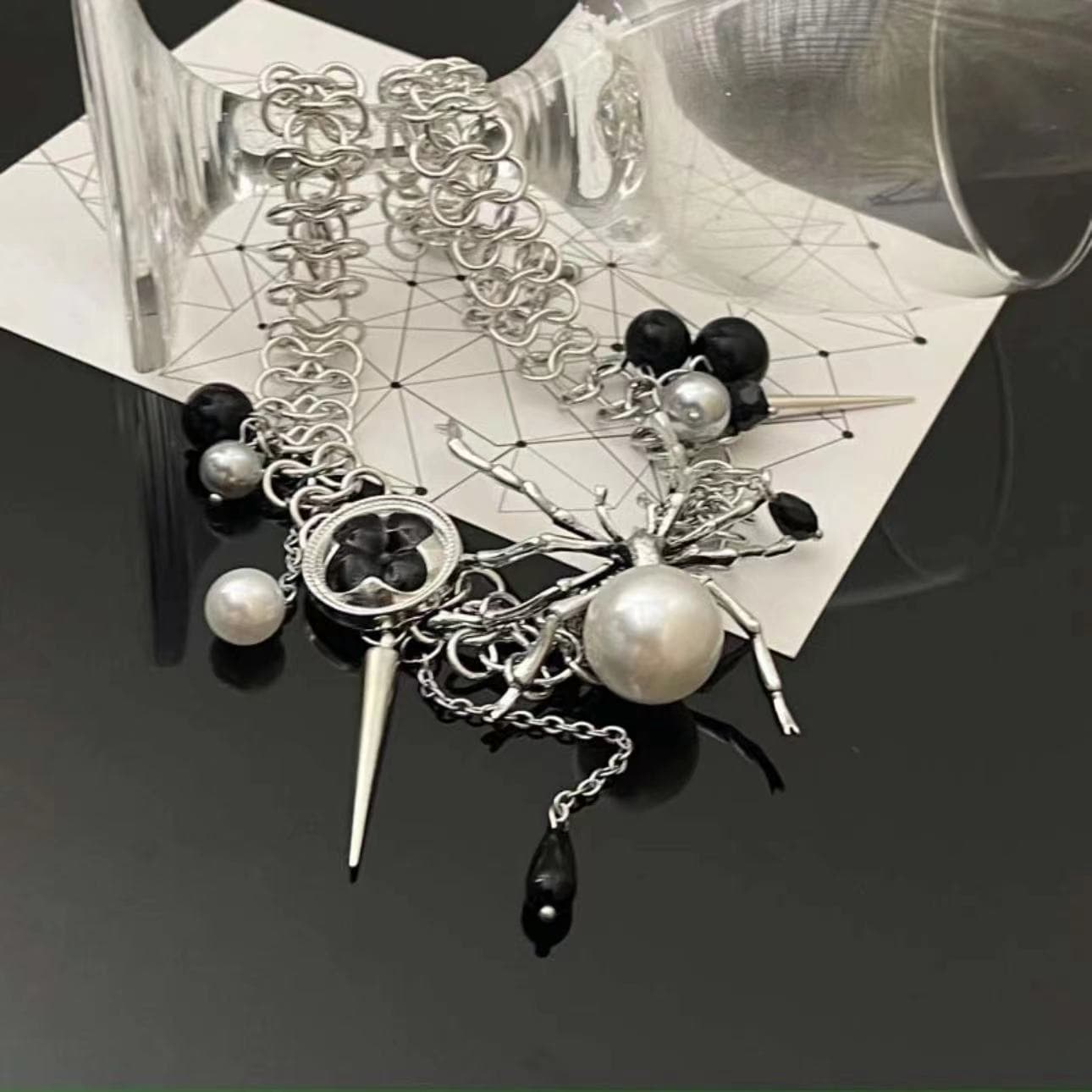 Faux pearl spider decor rivet choker necklace