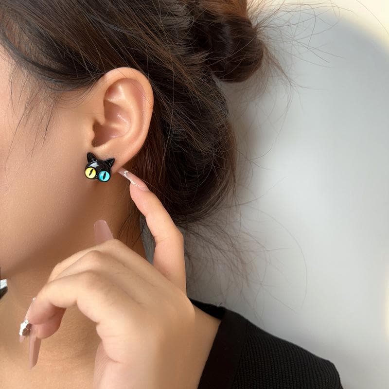 Contrast cat stud earrings